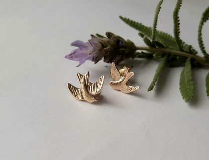 9k yellow gold 3d swallow studs