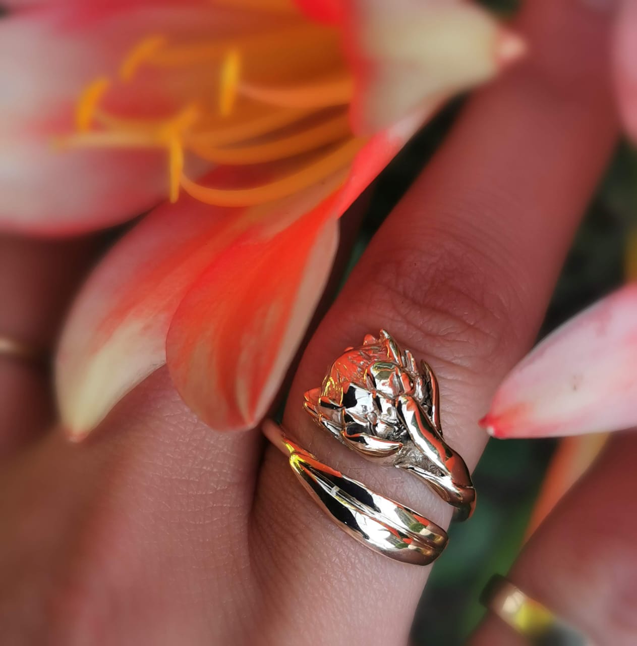 9ct Gold Wraparound Protea Ring - Image 4